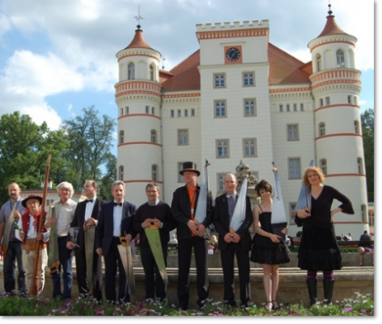 Gruppenbild Weltmeisterschaft Singende Säge in Polen vor Schloss Wojanew